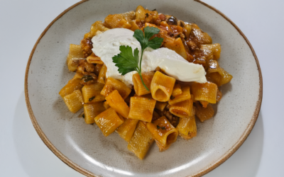Mezze Maniche mit Salsiccia und Burrata